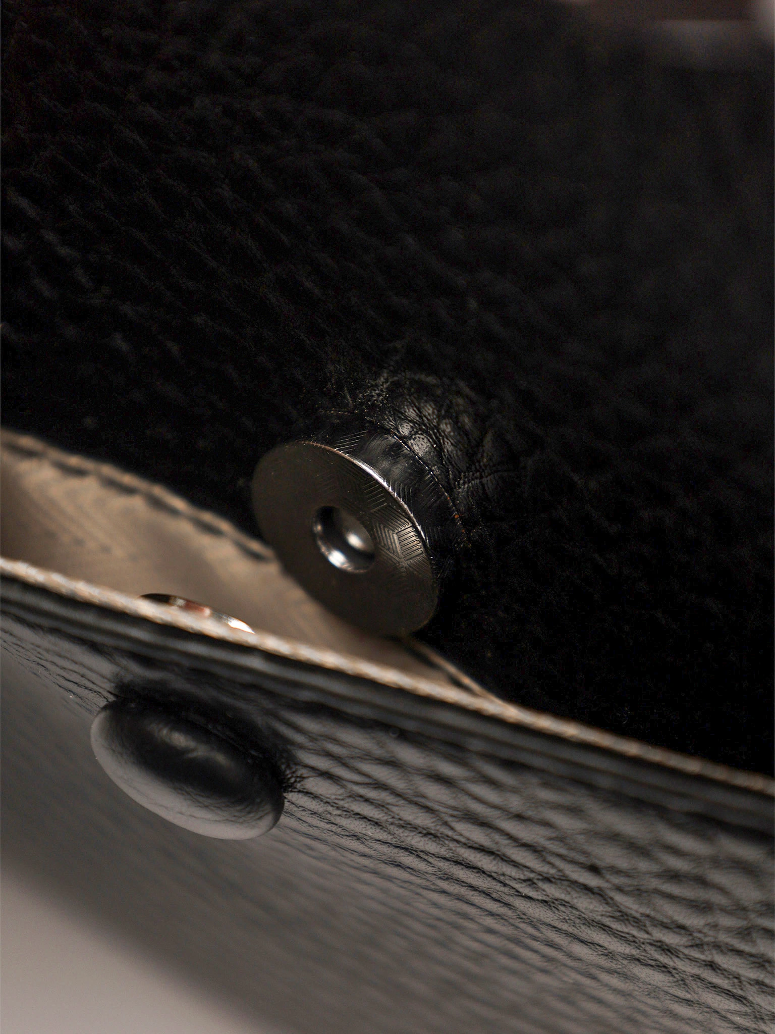 Сумка-тоут с карманом на кнопке и декоративным платком в ассортименте